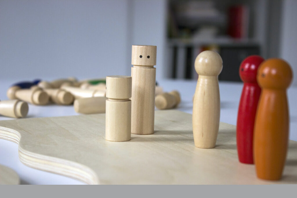 Aufstellung mit dem Familienbrett | Systemisches Coaching mit Helke Wieners