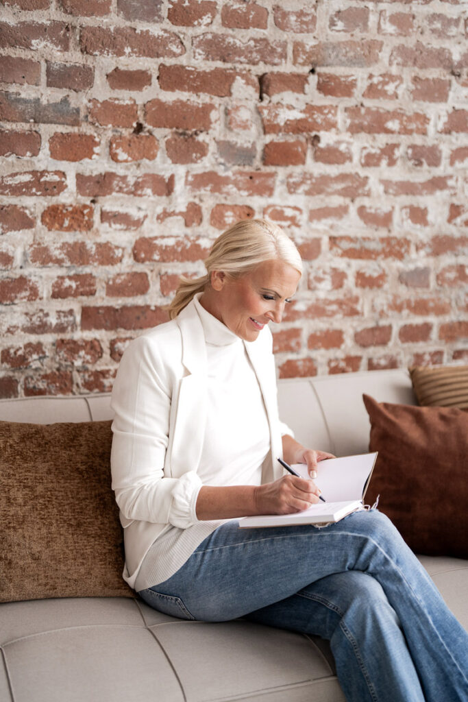 Helke Wieners schreibt in ein Notizbuch – Therapieplanung für Psychotherapie und Coaching in Wuppertal.